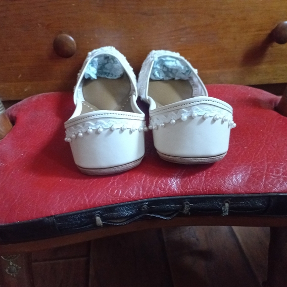 White Floral Embroidered Juttis (Size 41) - Picture 3 of 4